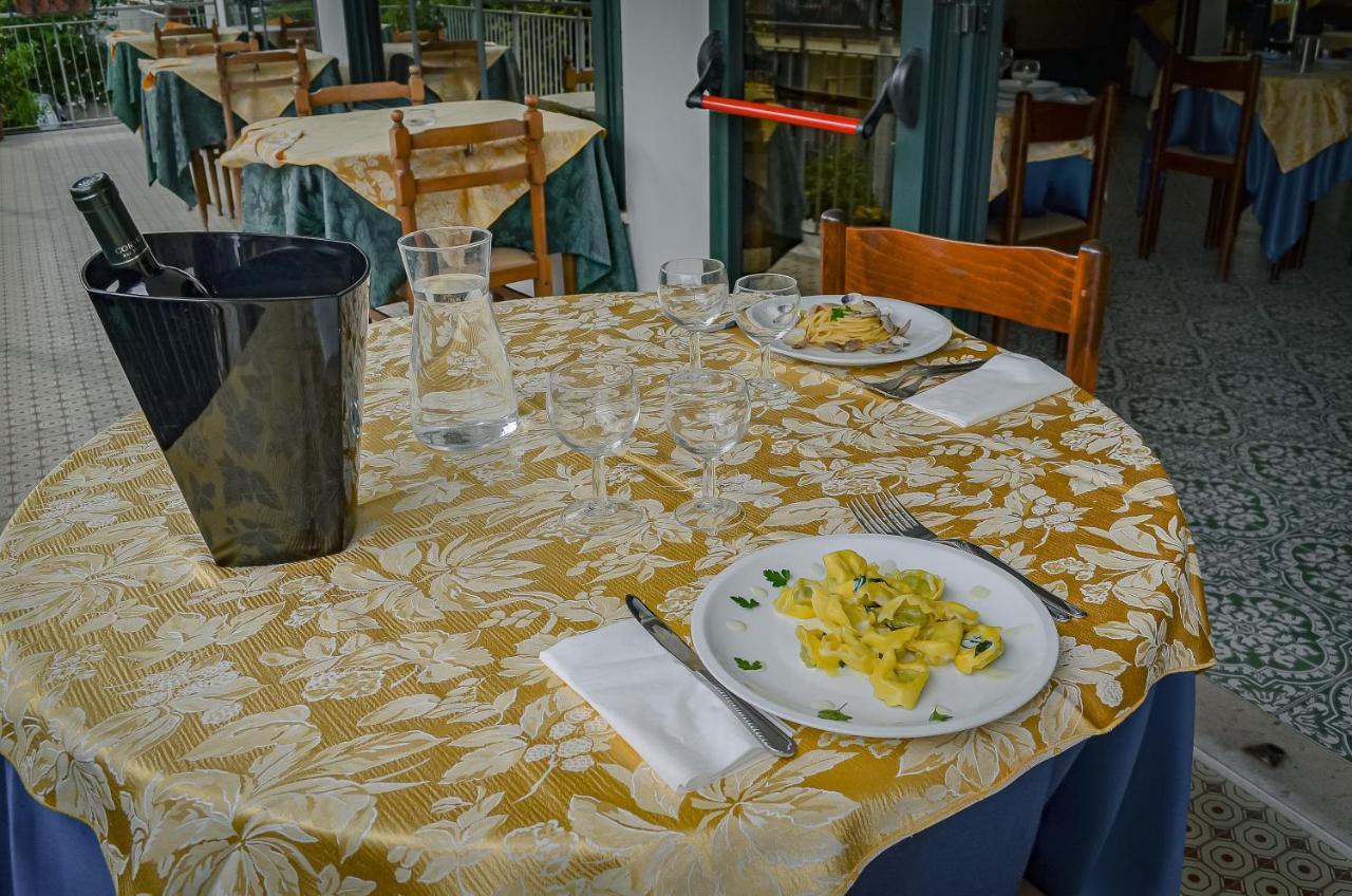 Hotel Stradiot Rimini Buitenkant foto